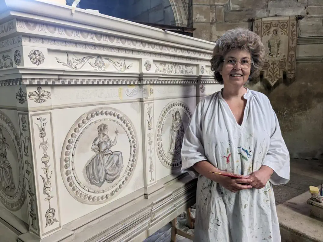 Autel réalisé en trompe l’oeil à l’église d’Assier Autel réalisé en trompe l'oeil à l'église d'Assier