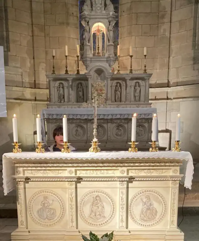 Autel réalisé en trompe l’oeil à l’église d’Assier Autel réalisé en trompe l'oeil à l'église d'Assier