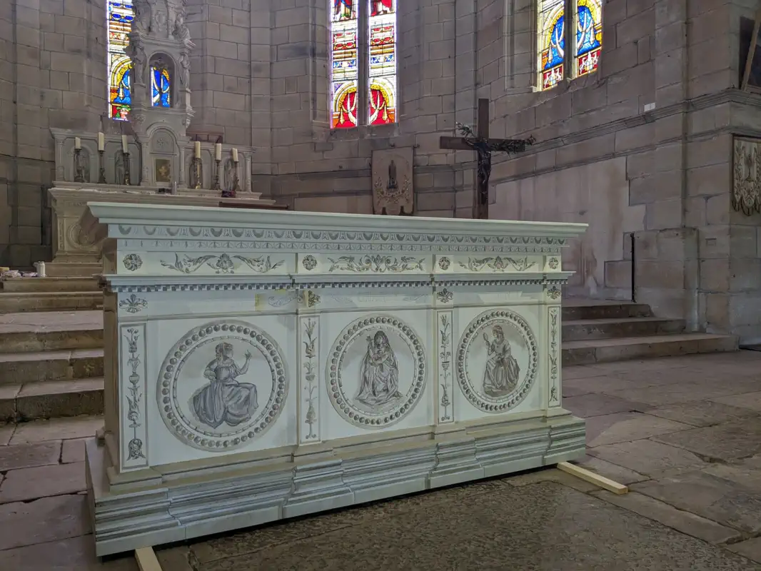 Autel réalisé en trompe l’oeil à l’église d’Assier Autel réalisé en trompe l'oeil à l'église d'Assier